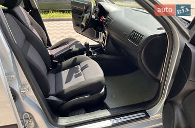 Хэтчбек Volkswagen Golf 2000 в 