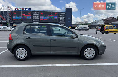 Хэтчбек Volkswagen Golf 2004 в 