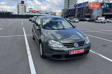 Хэтчбек Volkswagen Golf 2004 в 