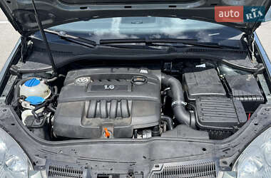 Хэтчбек Volkswagen Golf 2004 в 