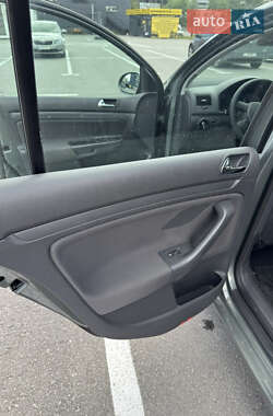 Хэтчбек Volkswagen Golf 2004 в 