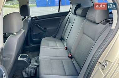 Хэтчбек Volkswagen Golf 2004 в 
