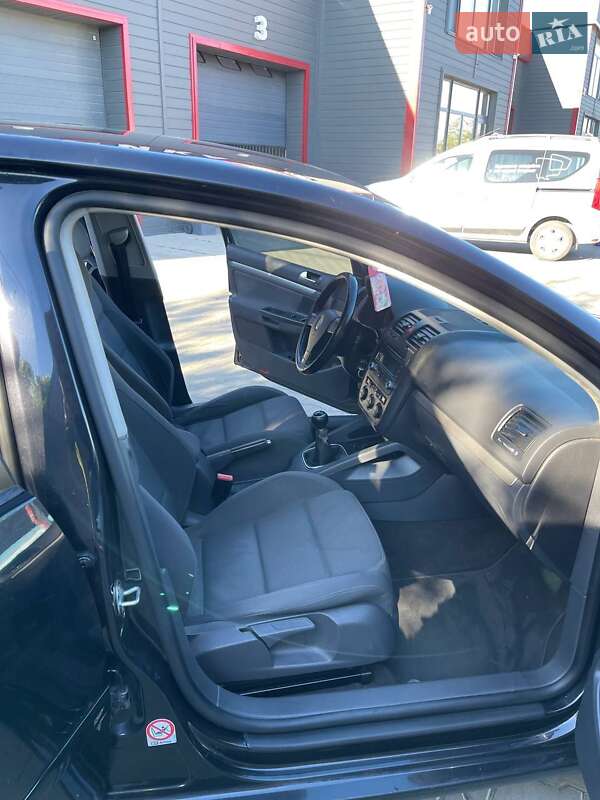 Хэтчбек Volkswagen Golf 2005 в Черновцах