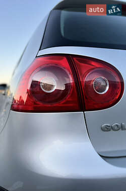 Хэтчбек Volkswagen Golf 2005 в 