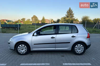 Хэтчбек Volkswagen Golf 2005 в 