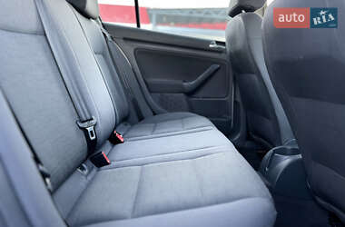 Хэтчбек Volkswagen Golf 2005 в 