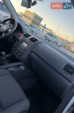 Хэтчбек Volkswagen Golf 2005 в 
