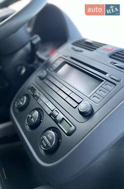 Хэтчбек Volkswagen Golf 2005 в 