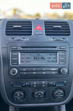 Хэтчбек Volkswagen Golf 2005 в 
