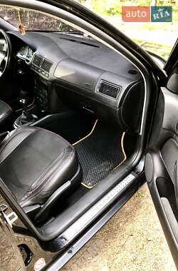 Хэтчбек Volkswagen Golf 2002 в 