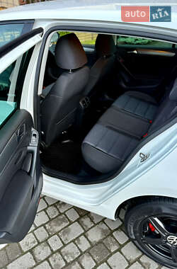 Хэтчбек Volkswagen Golf 2012 в 