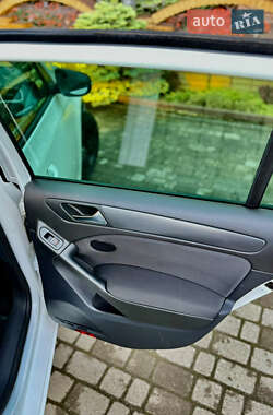 Хэтчбек Volkswagen Golf 2012 в 