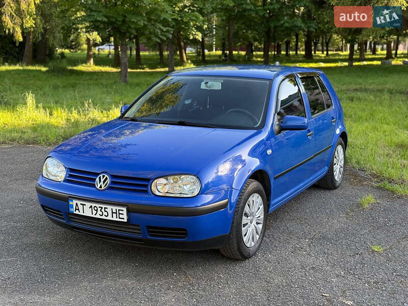 Хетчбек Volkswagen Golf 2000 в 