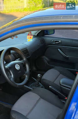 Хетчбек Volkswagen Golf 2000 в 