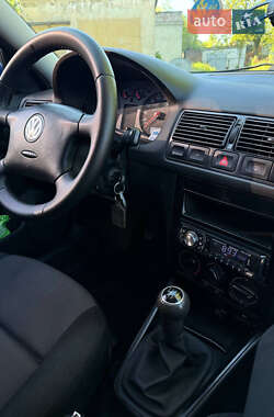 Хетчбек Volkswagen Golf 2000 в 