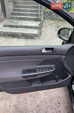 Хэтчбек Volkswagen Golf 2005 в 