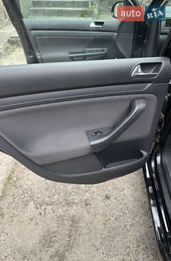 Хэтчбек Volkswagen Golf 2005 в 