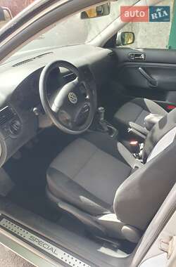 Хэтчбек Volkswagen Golf 2003 в 