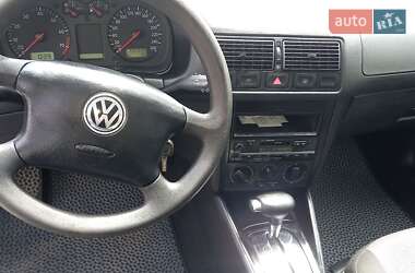 Хэтчбек Volkswagen Golf 2001 в 