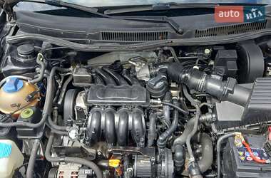 Хэтчбек Volkswagen Golf 2001 в 