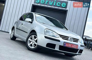 Хэтчбек Volkswagen Golf 2005 в 