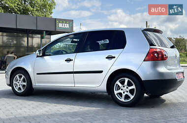Хэтчбек Volkswagen Golf 2005 в 