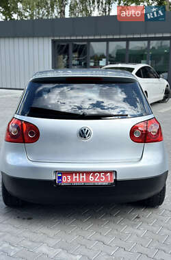 Хэтчбек Volkswagen Golf 2005 в 