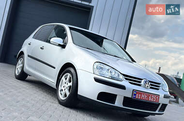 Хэтчбек Volkswagen Golf 2005 в 
