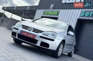 Хэтчбек Volkswagen Golf 2005 в 