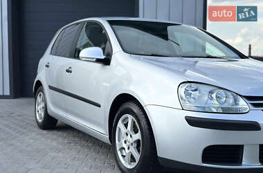 Хэтчбек Volkswagen Golf 2005 в 