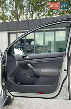 Хэтчбек Volkswagen Golf 2005 в 