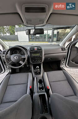Хэтчбек Volkswagen Golf 2005 в 