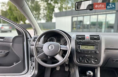 Хэтчбек Volkswagen Golf 2005 в 