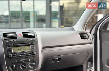 Хэтчбек Volkswagen Golf 2005 в 