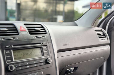 Хэтчбек Volkswagen Golf 2005 в 