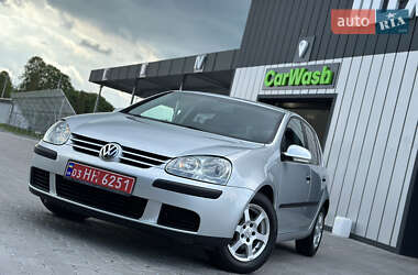 Хэтчбек Volkswagen Golf 2005 в 