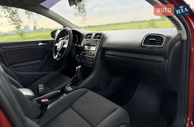 Хэтчбек Volkswagen Golf 2010 в 