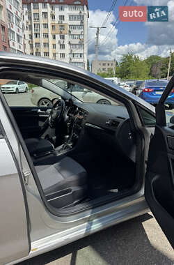 Хетчбек Volkswagen Golf 2013 в 