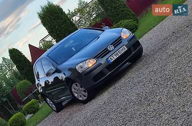 Хэтчбек Volkswagen Golf 2004 в 