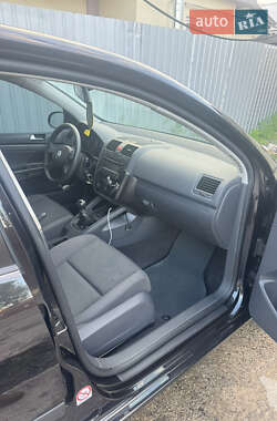 Хэтчбек Volkswagen Golf 2005 в 