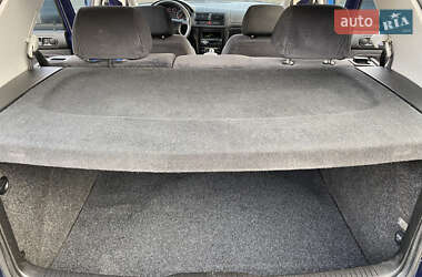 Хэтчбек Volkswagen Golf 1999 в 