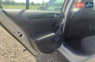 Хэтчбек Volkswagen Golf 2010 в 
