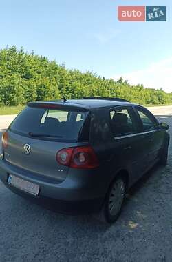 Хэтчбек Volkswagen Golf 2005 в 