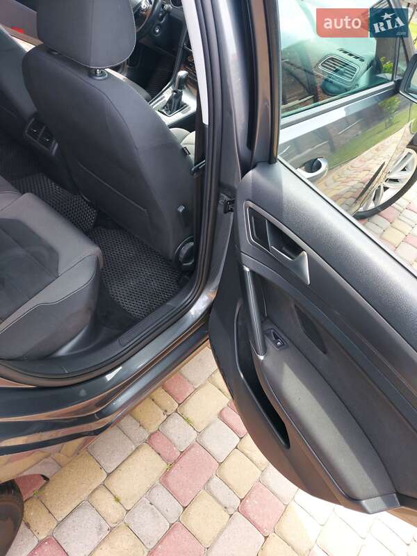 Універсал Volkswagen Golf 2017 в Рівному