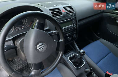 Хэтчбек Volkswagen Golf 2004 в 