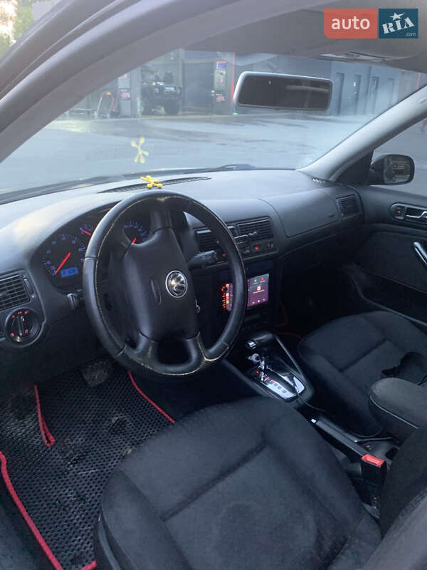 Хэтчбек Volkswagen Golf 2002 в Надворной