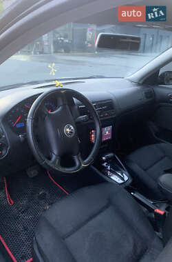Хэтчбек Volkswagen Golf 2002 в 
