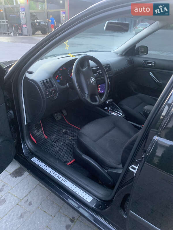 Хэтчбек Volkswagen Golf 2002 в Надворной