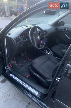 Хэтчбек Volkswagen Golf 2002 в 