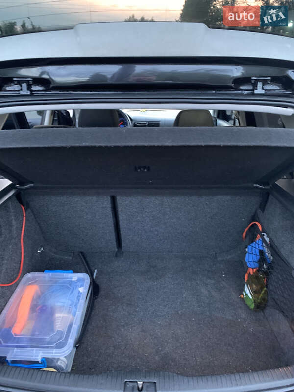Хэтчбек Volkswagen Golf 2002 в Надворной